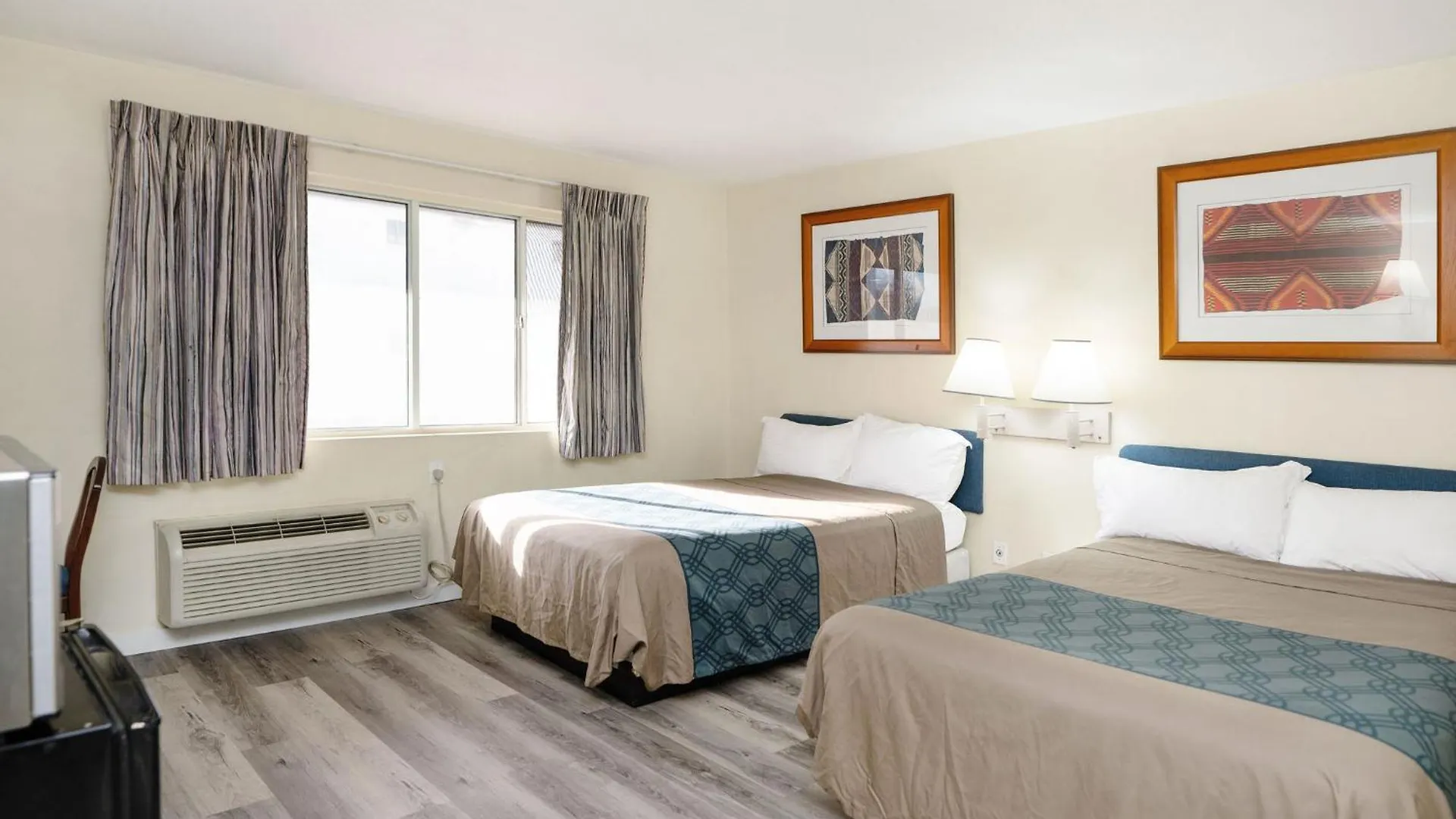 Central Phoenix Hotel
