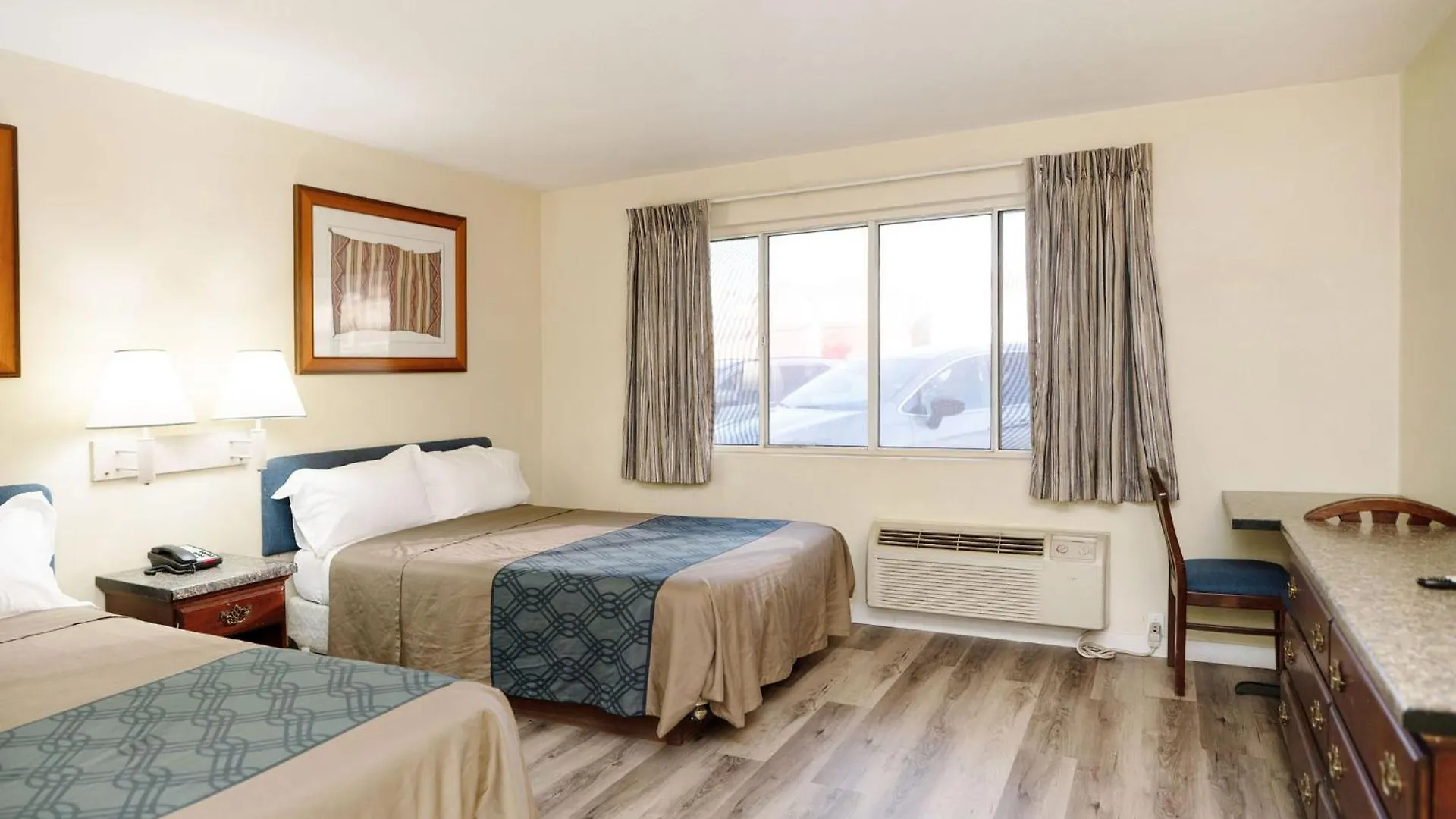 Central Phoenix Hotel