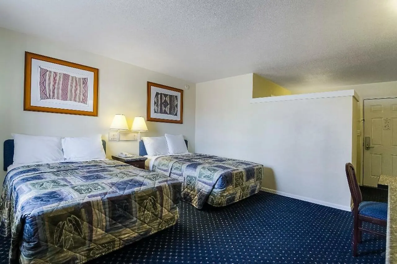 Central Phoenix Hotel 2*,
