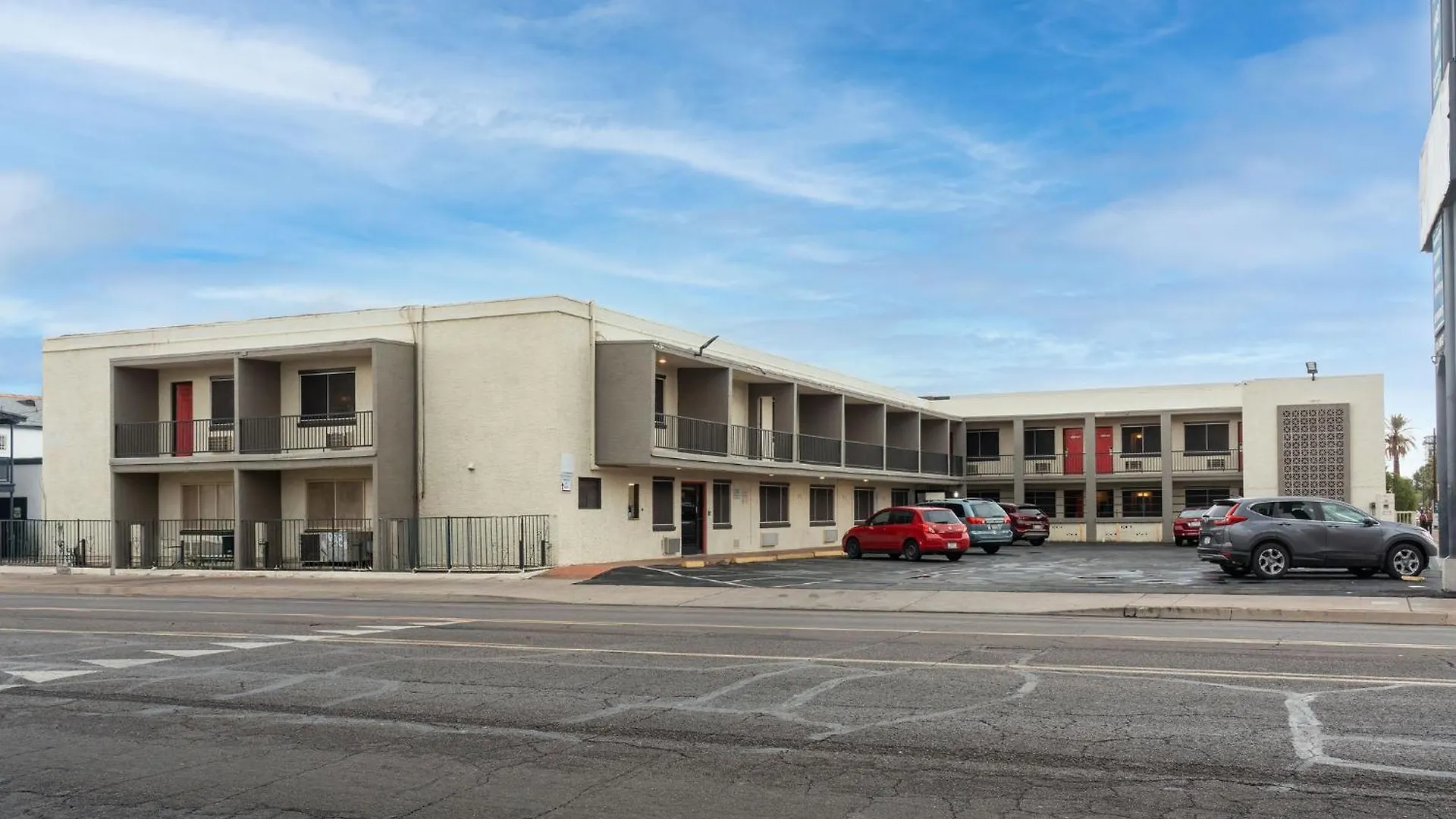 Central Phoenix Hotel