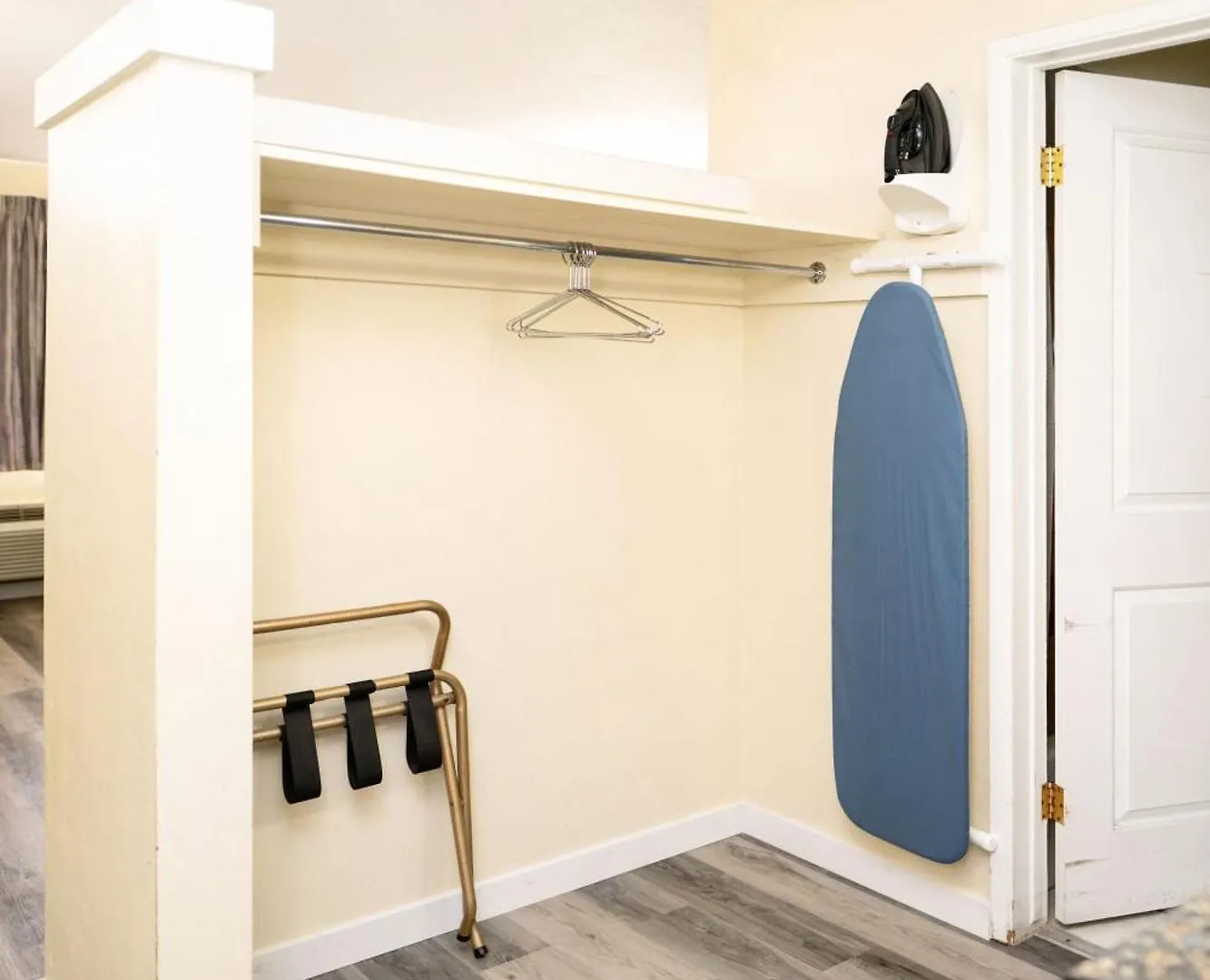 Central Phoenix Hotel 2*,  United States